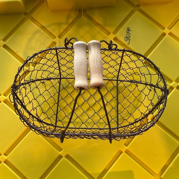 Small Wire Basket w Wood Handles - Picture 5 of 6